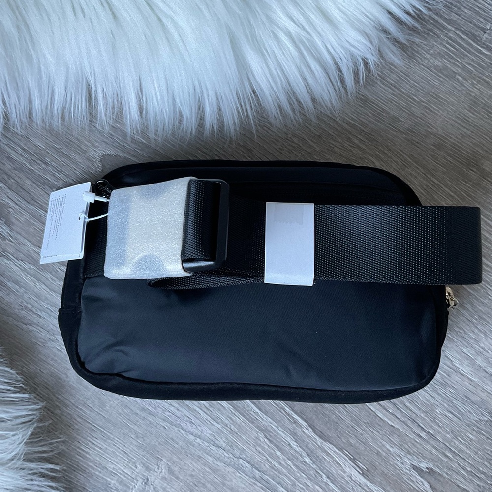 🖤💛 LULULEMON Everywhere Belt Bag 1L Plush Black Velour With Gold Accents - Picture 2 of 3